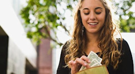 5 ways students can earn money while studying abroad