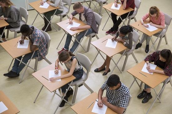 طلاب يجرون اختبار توفل والايلتس