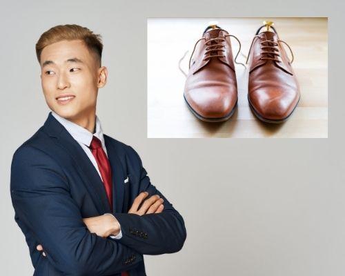 Jas warna abu-abu tua atau biru tua dengan kemeja putih adalah pilihan yang paling aman untuk wawancara masuk universitas luar negeri. Lengkapi dengan dasi warna merah tua atau biru navy dan sepatu formal warna coklat tua. - Hotcourses Indonesia