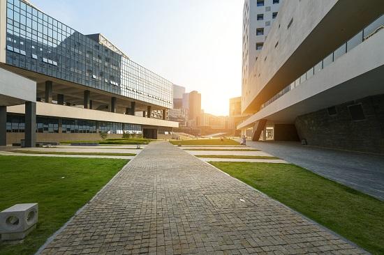 جامعات لا تشترط الآيلتس أو التوفل في كندا
