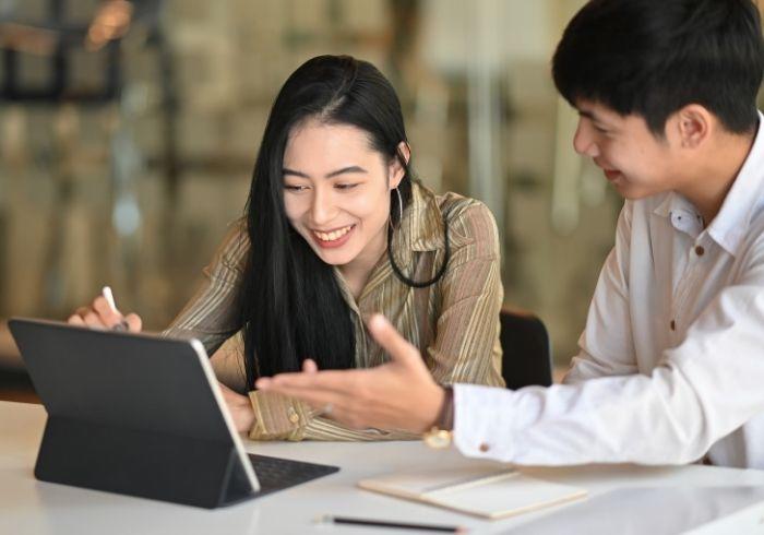 Seorang akuntan harus memiliki kemampuan komunikasi yang baik untuk bisa menjelaskan hasil kerjanya - Hotcourses Indonesia