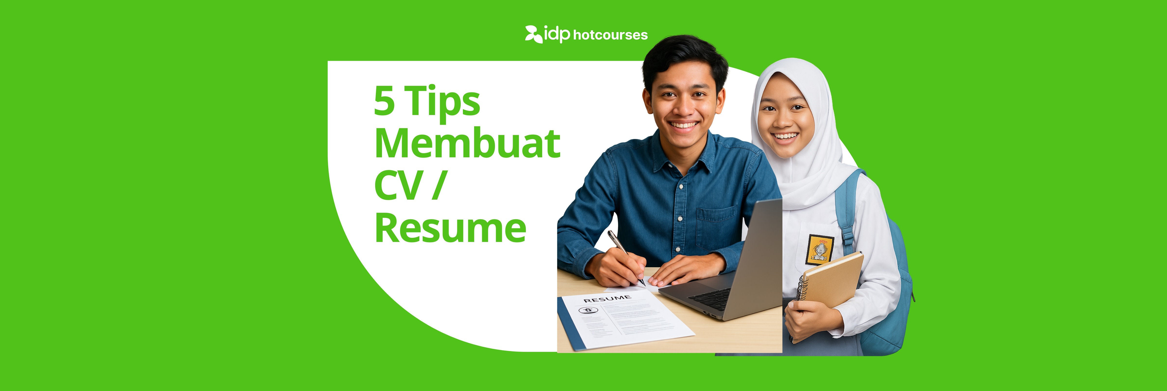 Pelajar laki-laki dan perempuan Indonesia sedang membuat resume di depan laptop dengan latar desain hijau cerah dan judul '5 Tips Membuat CV / Resume'