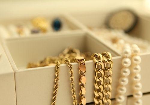 Anting-anting, kalung atau gelang dengan model sederhana namun tetap classy adalah pilihan tepat untuk dipakai saat mengikuti wawancara masuk universitas luar negeri - Hotcourses Indonesia