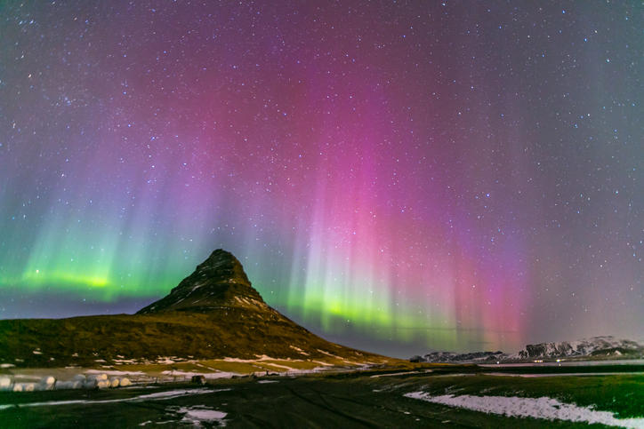 seuceuestrelado - Aurora boreal em formato de fênix sobe o céu da Islândia  😮🔭🌌 As auroras boreais do norte são efeitos celestiais que, por si só,  são um espetáculo naturalmente lindo. ✨
