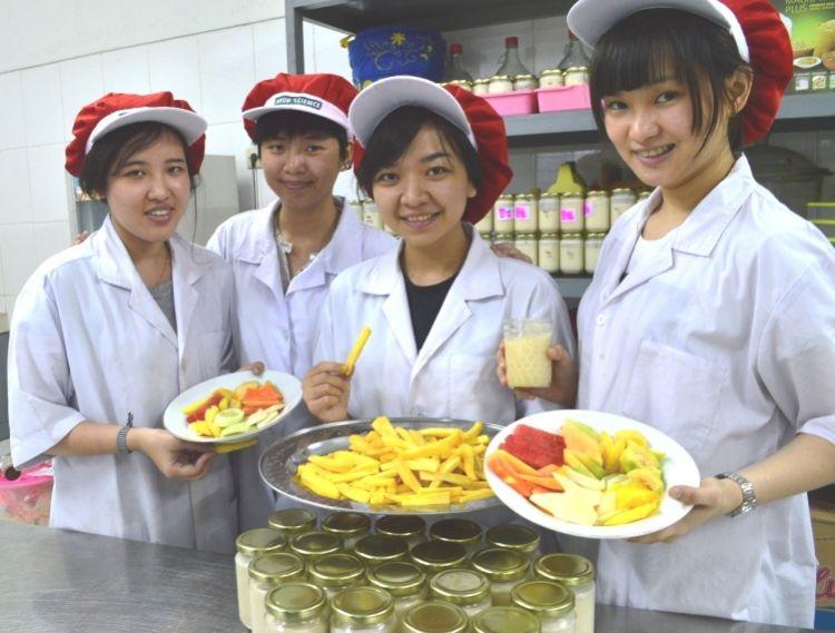 Seorang food technologist sedang bekerja di laboratorium