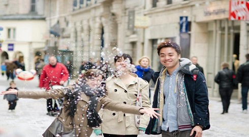 Andrew và bạn bè vào ngày dịp Carnaval 2013 ở Besancon, Pháp