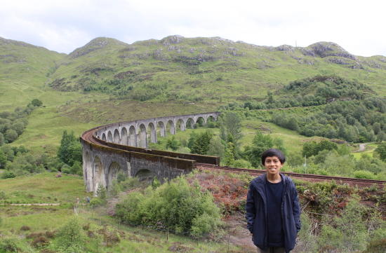 Angga di Glenfinnan Viaduct, Skotlandia - salah satu lokasi syuting Harry Potter