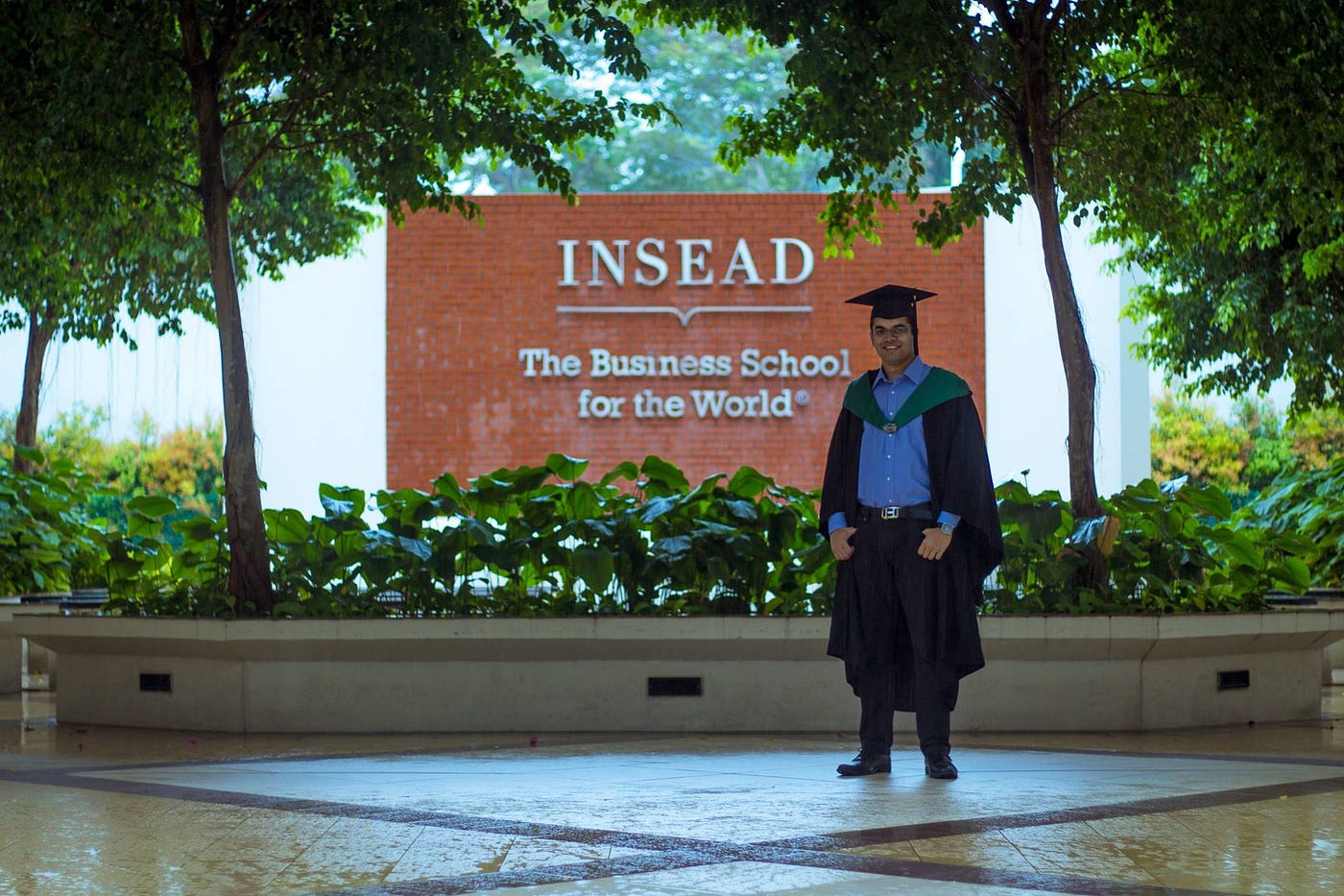 Seorang mahasiswa berfoto di gedung INSEAD Business School - Hotcourses Indonesia