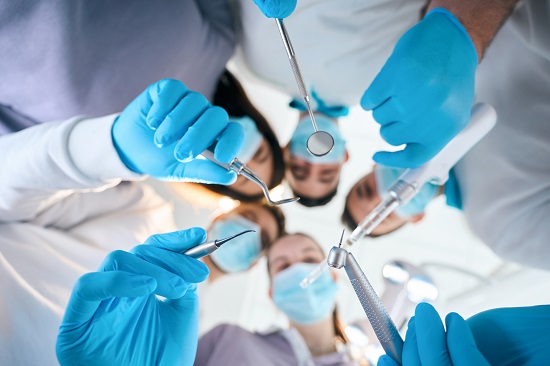 أطباء أسنان يدرسون في أرخص الدول لدراسة طب الأسنان في العالم