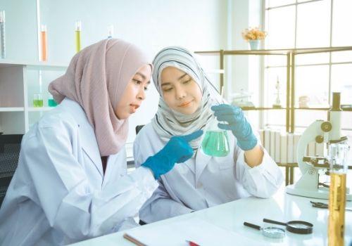 Ilustrasi mahasiswi STEM - Hotcourses Indonesia