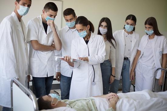 تدريب دراسة الطب في أمريكا