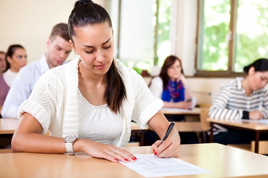 طالبة تجيب نموذج اختبار GMAT