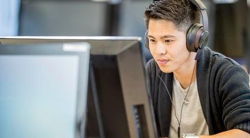 IELTS Yeni Bilgisayar Üzerinden Yapılan Sınavı Sunar