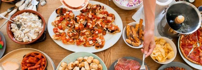 Adakan acara potluck untuk mempererat hubungan antar sesama pengguna dapur bersama di asrama kampus luar negeri - Hotcourses Indonesia