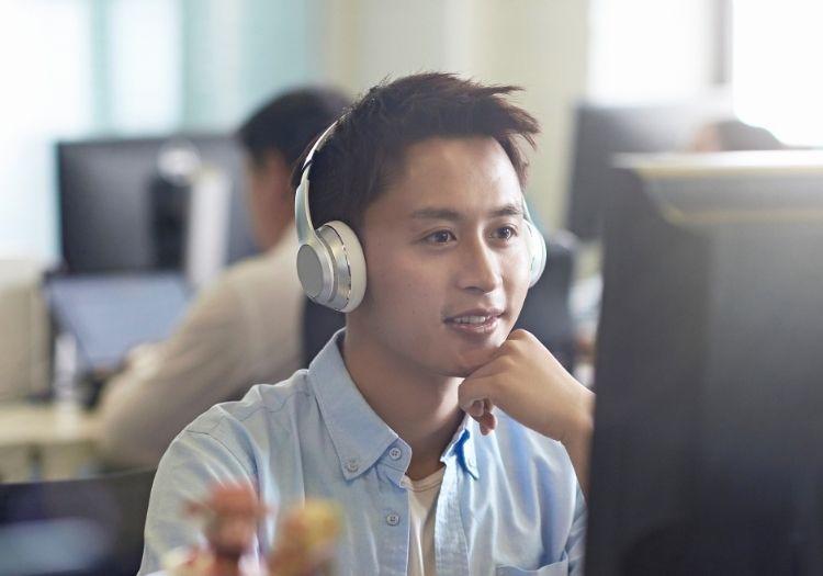Para peserta TOEFL iBT harus mendengarkan percakapan/soal sampai tuntas untuk bisa memilih jawaban yang tepat - Hotcourses Indonesia