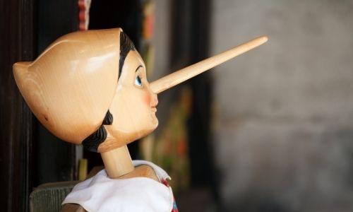 Foto boneka Pinokio yang tengah tertangkap basah berbohong