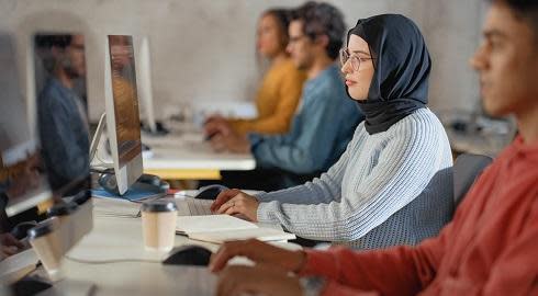 طلاب يدرسون ماجستير هندسة