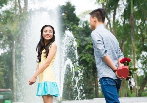 Pada Hari Valentine, orang-orang mengekspresikan rasa kasih sayang mereka dengan cara memberikan bunga atau cokelat - Hotcourses Indonesia