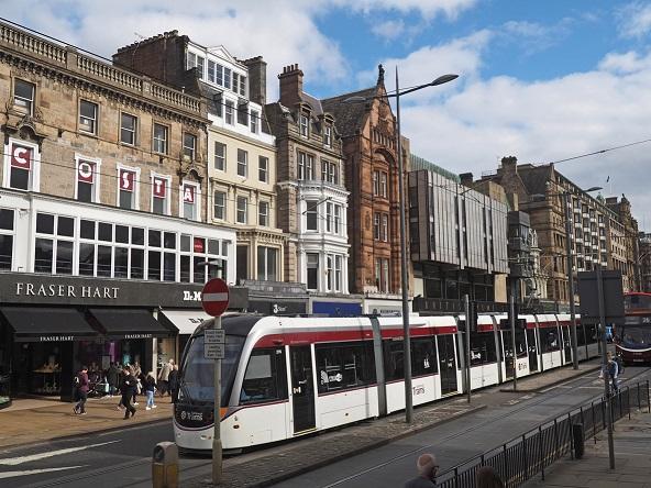 Tram melintasi kota Edinburg, salah satu kota dalam daftar 10 kota terbaik untuk pelajar internasional tahun 2023 - Hotcourses Indonesia