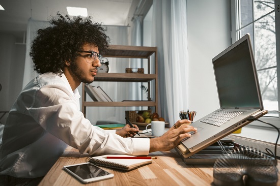 طالب يجيب نموذج اختبار GMAT