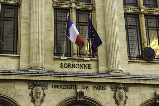 Tampak depan University of Paris, Paris adalah salah satu kota dalam daftar 10 kota terbaik untuk pelajar internasional tahun 2023 - Hotcourses Indonesia