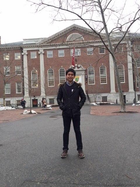 Mahasiswa asal Indonesia berpose di depan gedung Harvard Business School - Hotcourses Indonesia