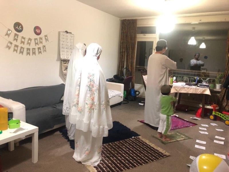 Nuril & teman-temannya di Groningen saat sedang salat berjamaah bersama 