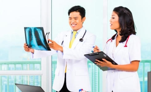 Dua dokter sedang berdiskusi mengenai hasil rontgen