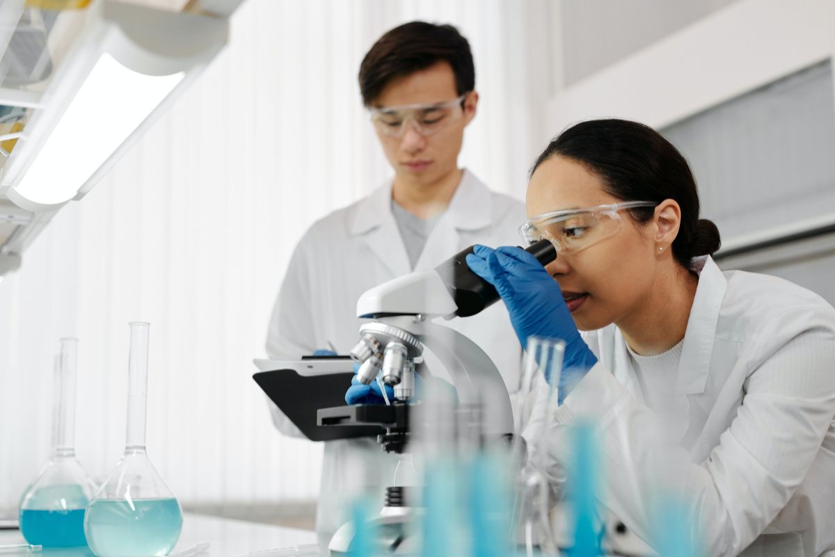 Dua mahasiswa Indonesia yang tengah melakukan riset di laboratorium saat kuliah di luar negeri