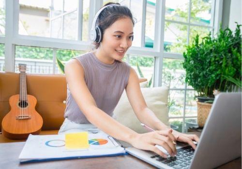 Para karyawan yang ingin terus bekerja dari rumah harus meningkatkan keterampilan komunikasi mereka untuk menjaga kejelasan informasi. - Hotcourses Indonesia