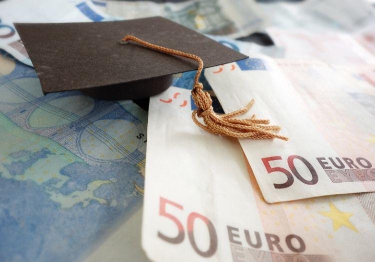 Para pemilik gelar doktoral di Finlandia rata-rata mendapatkan gaji sebesar 75.488 Euro/tahun - Hotcourses Indonesia
