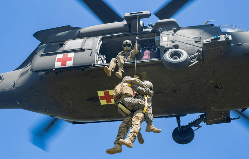 soldiers going up the medical helicopter 