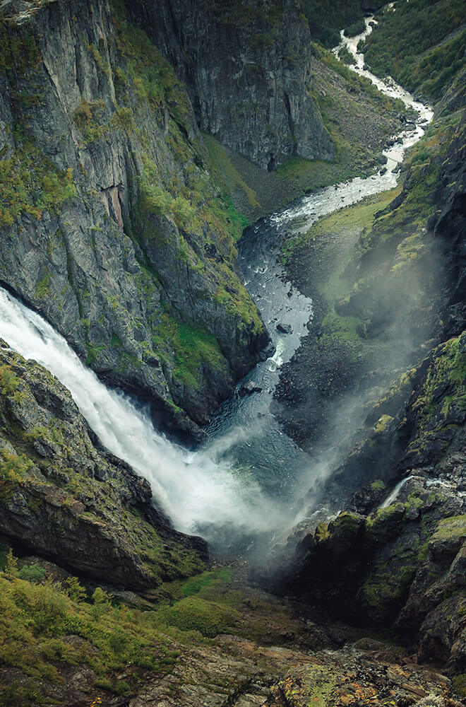 stream through a mountaind