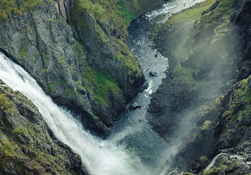 stream through a mountaind