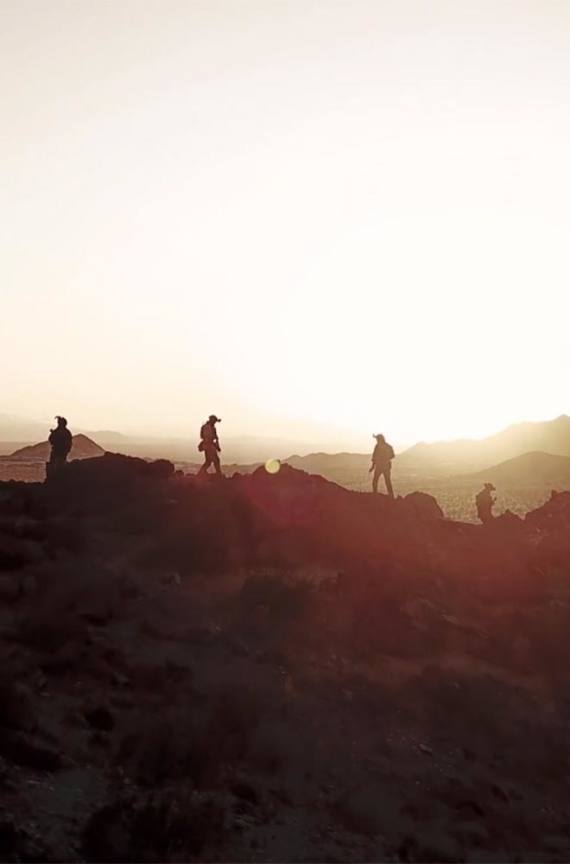 日落时士兵在山上漫步