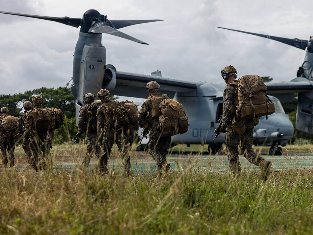 soldier boarding plane