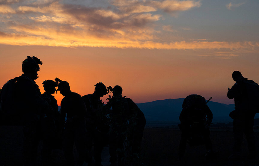 silhouettes of soldiers 