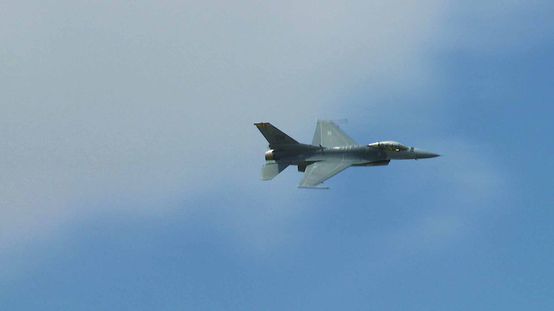 F16 jet in the sky