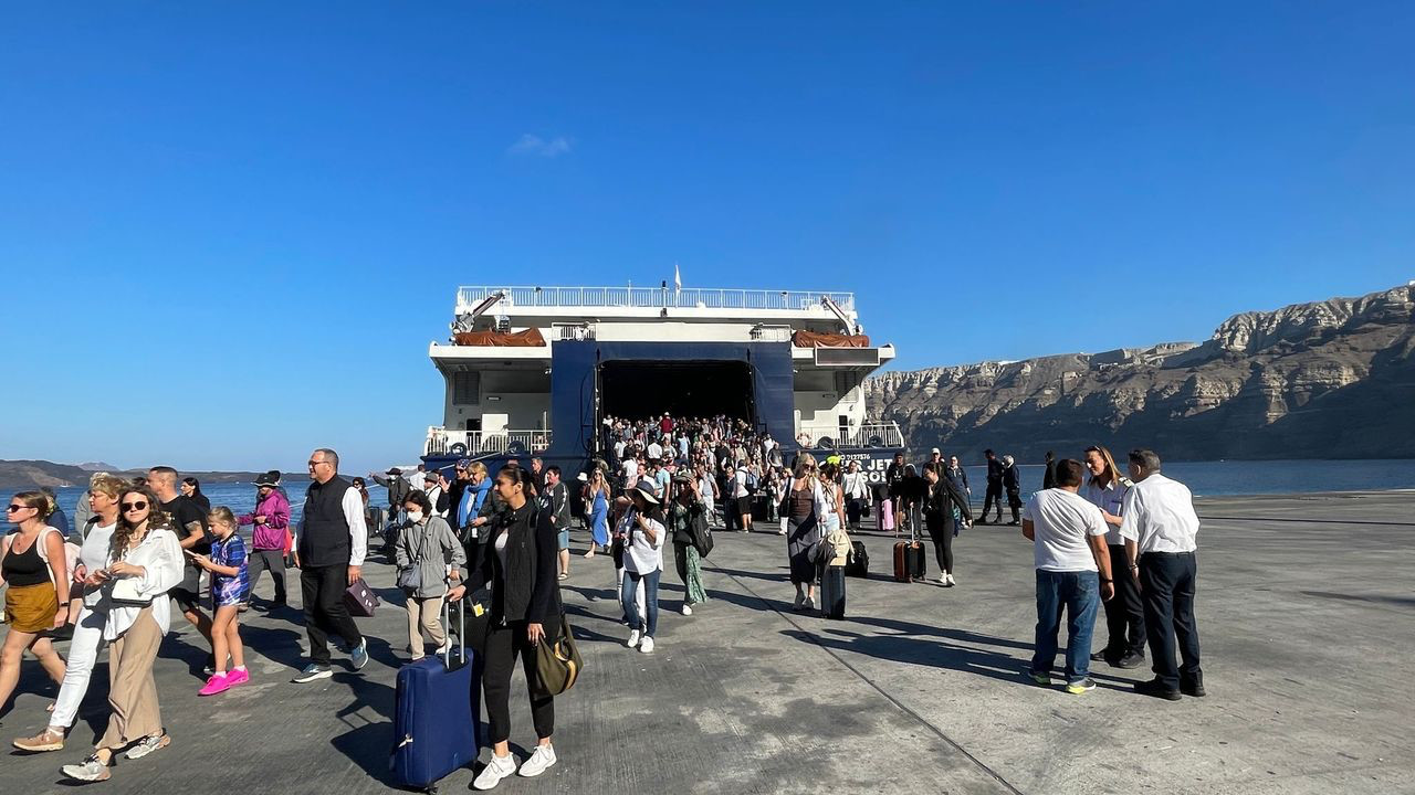 Santorini arriving