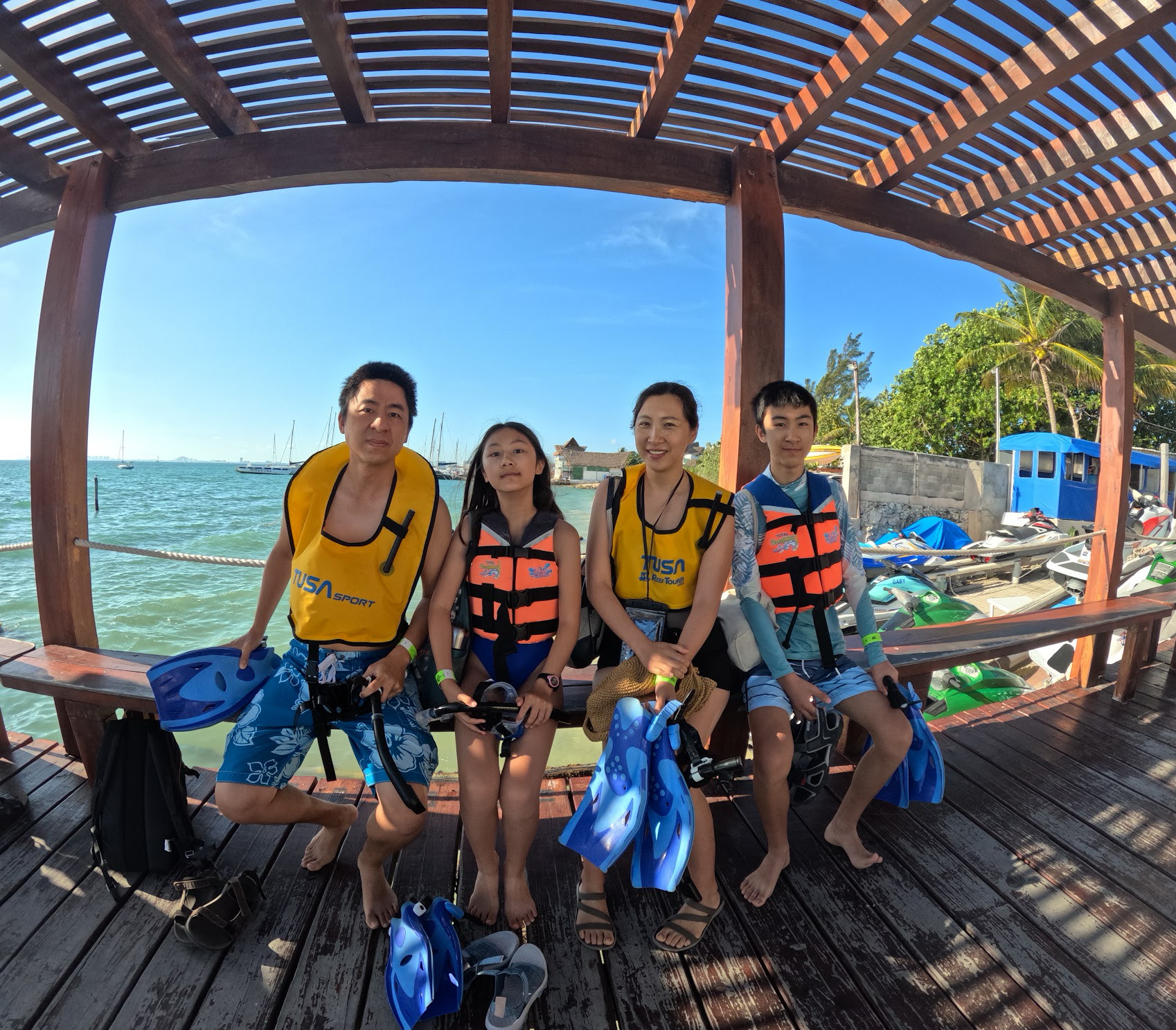 cancun snorkle family