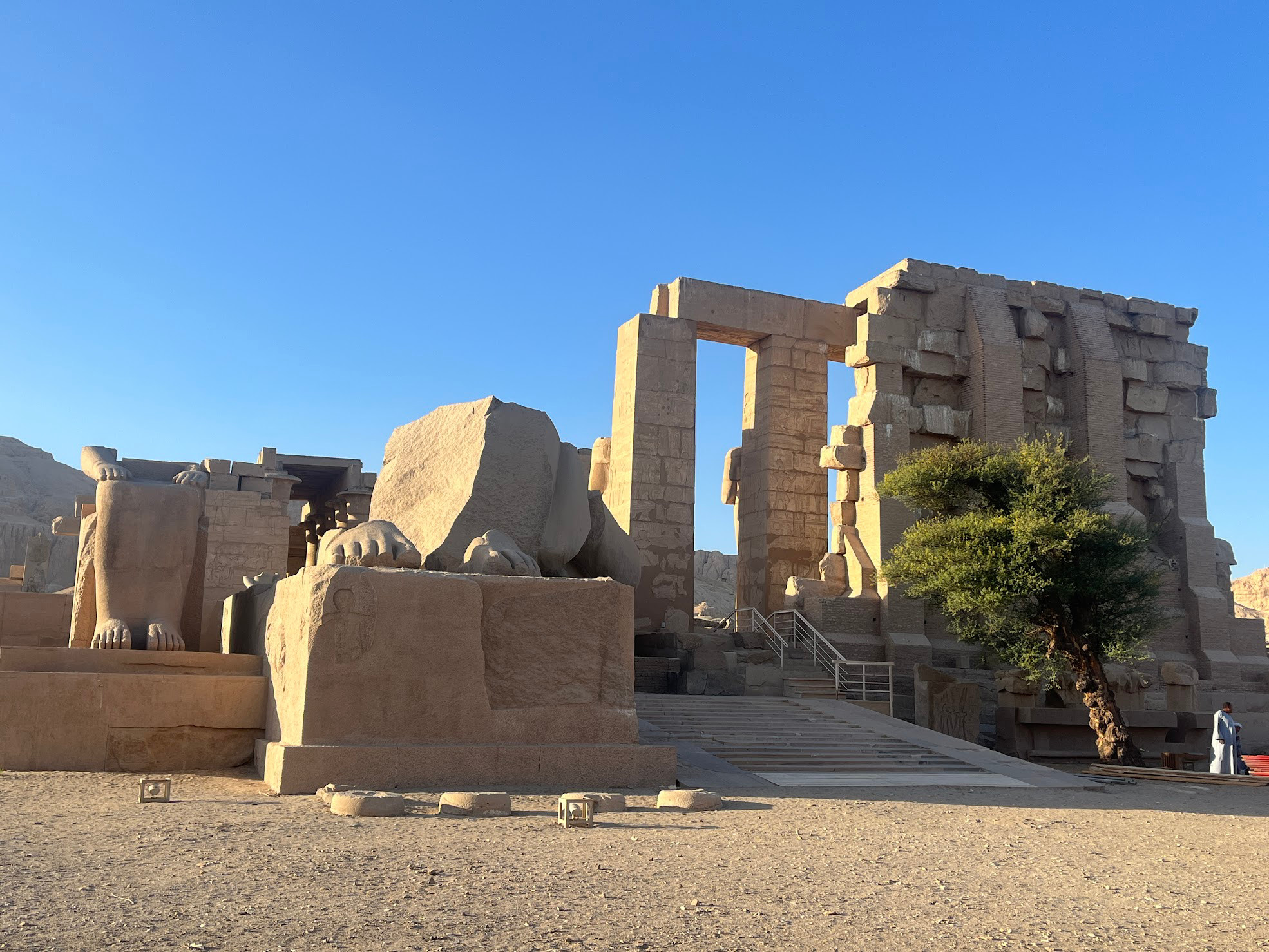 luxor ramsseum entrance