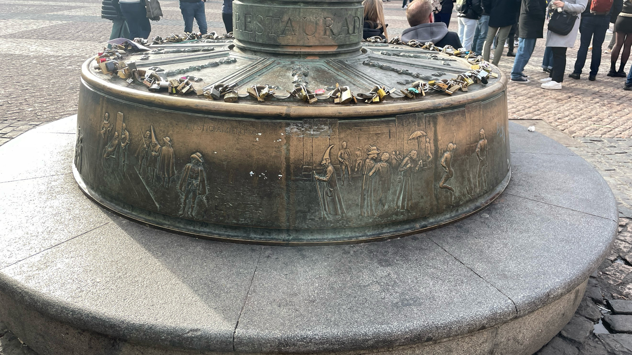madrid plaza major bench