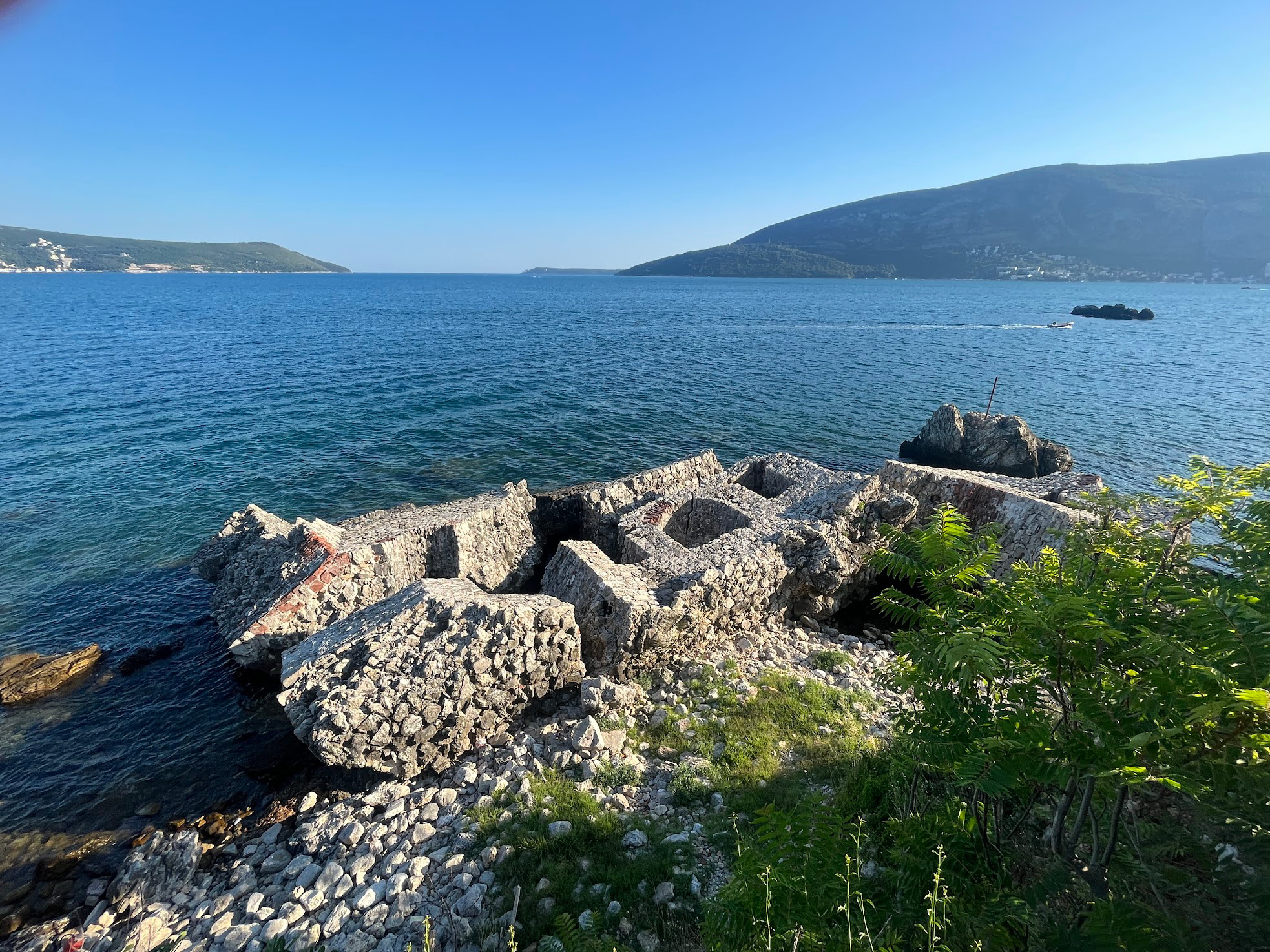 herceg novi shore ruin