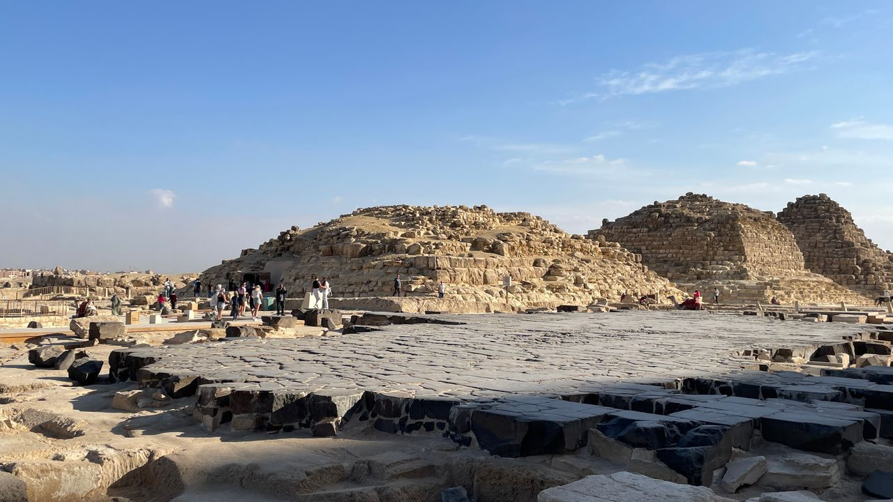 giza queen pyramid