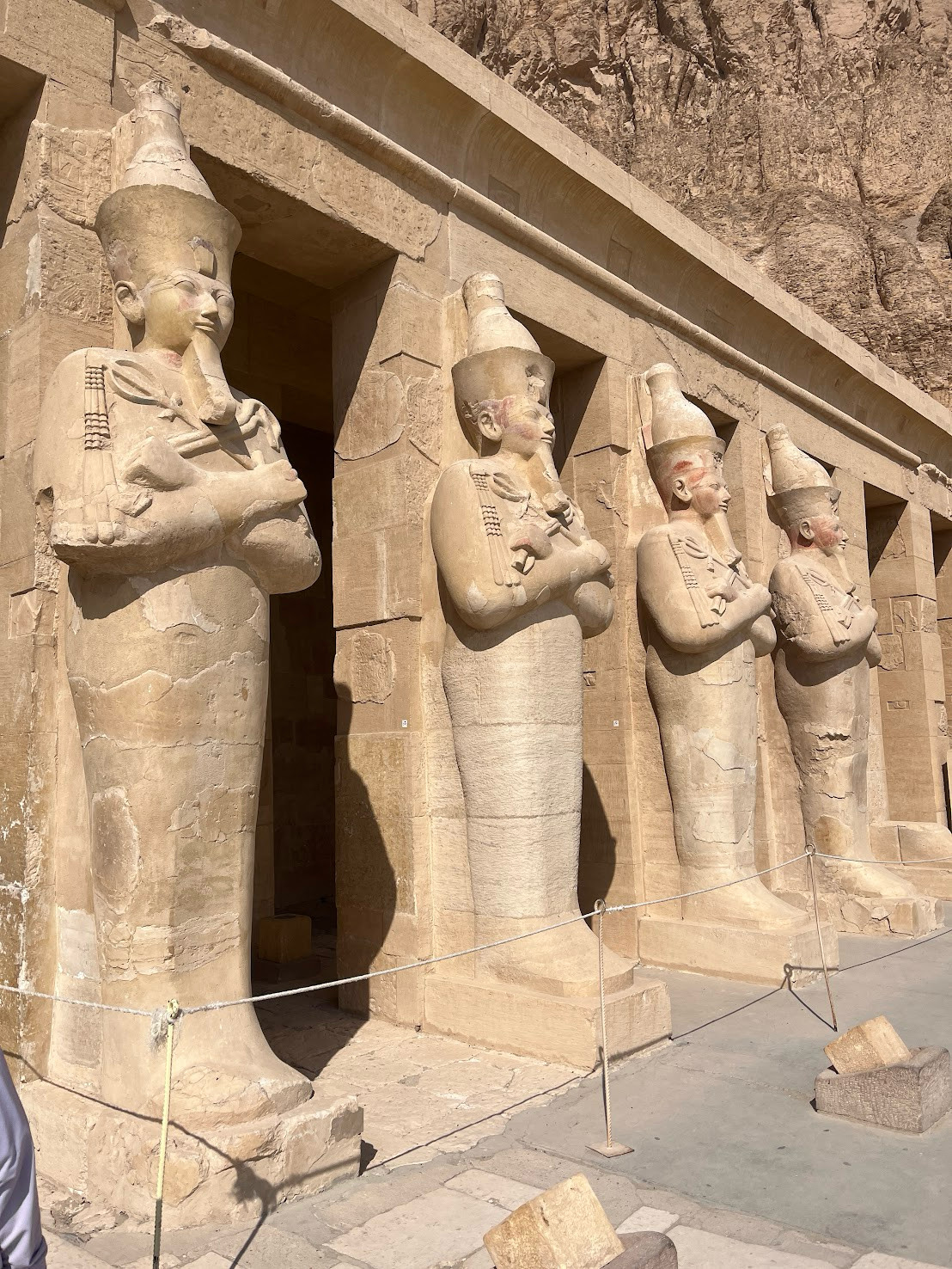 luxor queen tomb statue