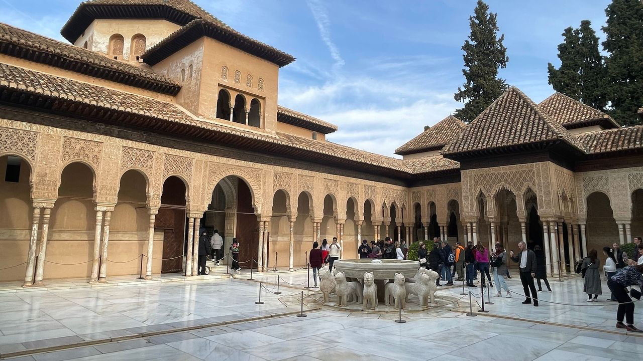 granada alhambra lion court