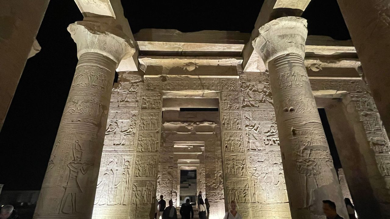kom ombo temple column