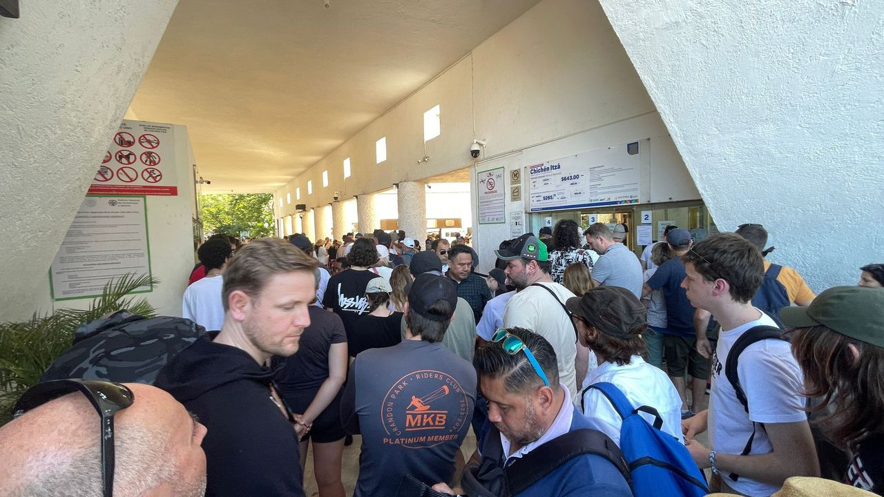 chichen itza tourists
