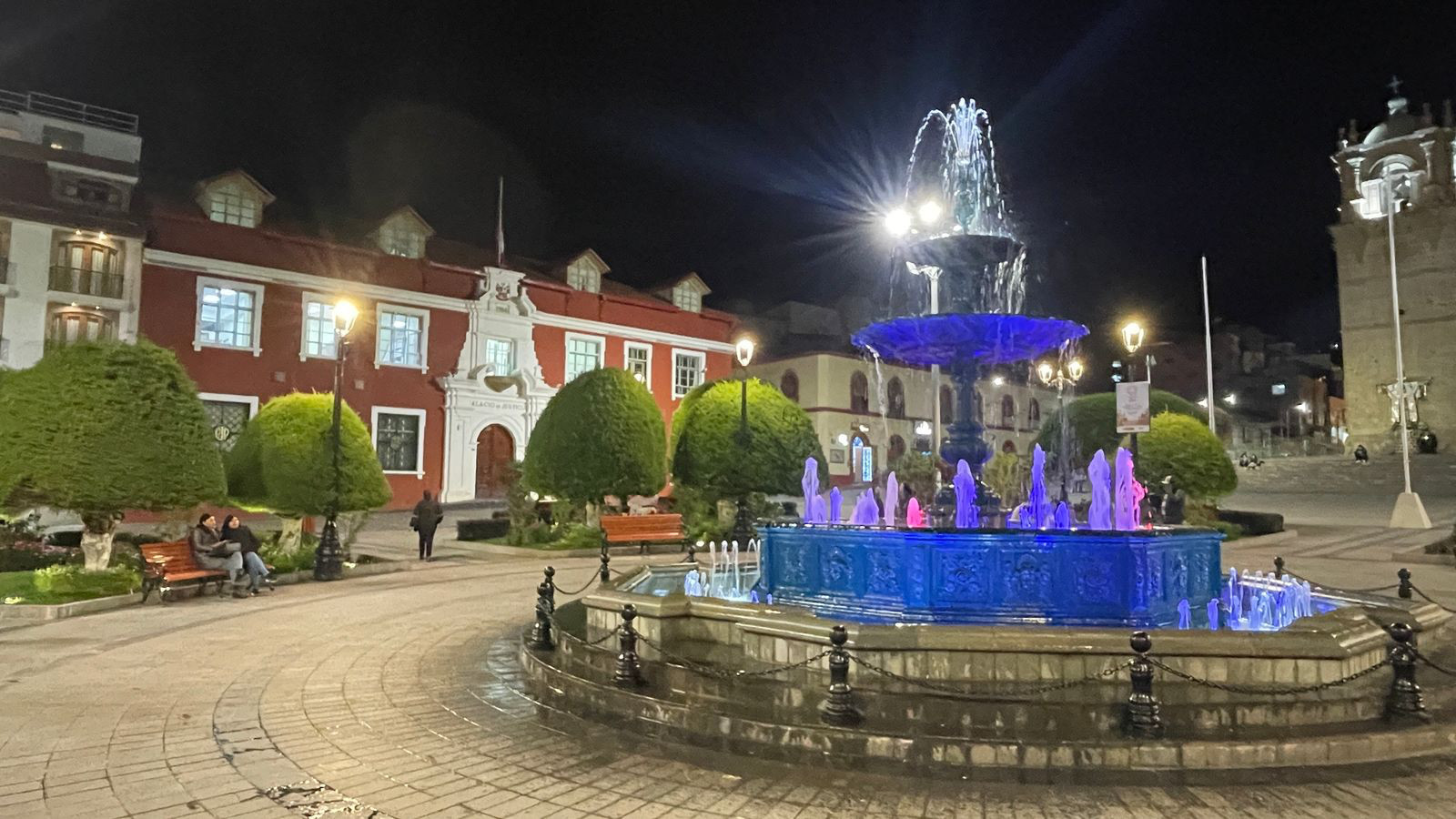 puno night fountain