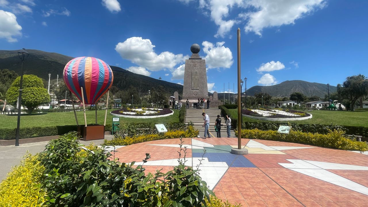 quito equator park monument